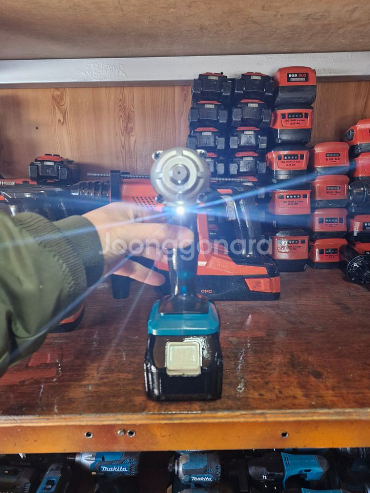 마끼다미드토크임팩렌치 DTW190 최상급.배터리포함--1