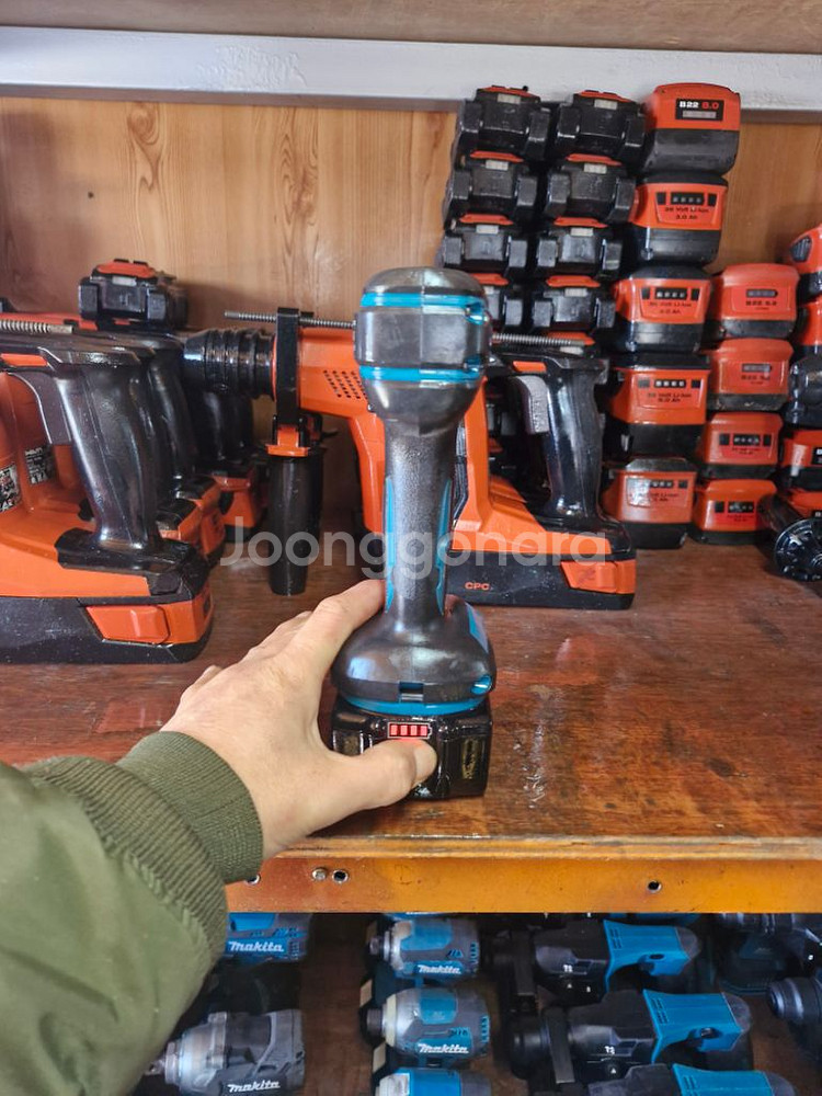 마끼다미드토크임팩렌치 DTW190 최상급.배터리포함--4