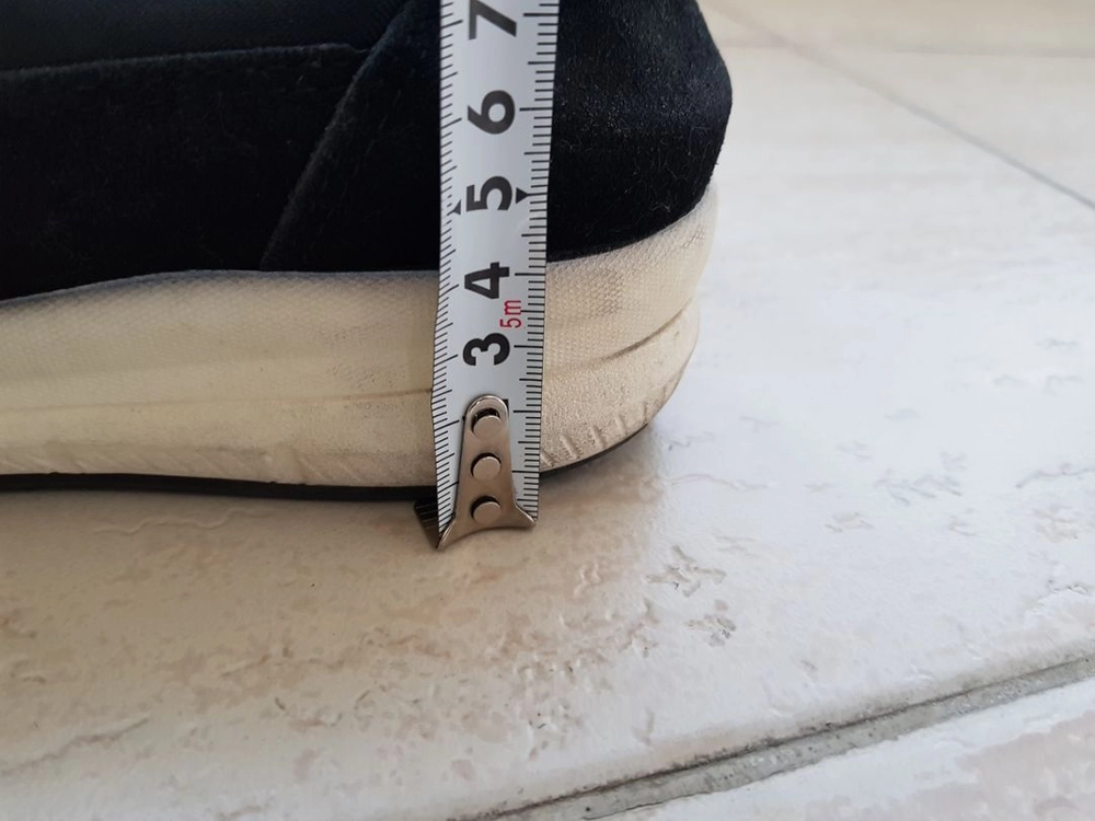 패딩 운동화 이미지