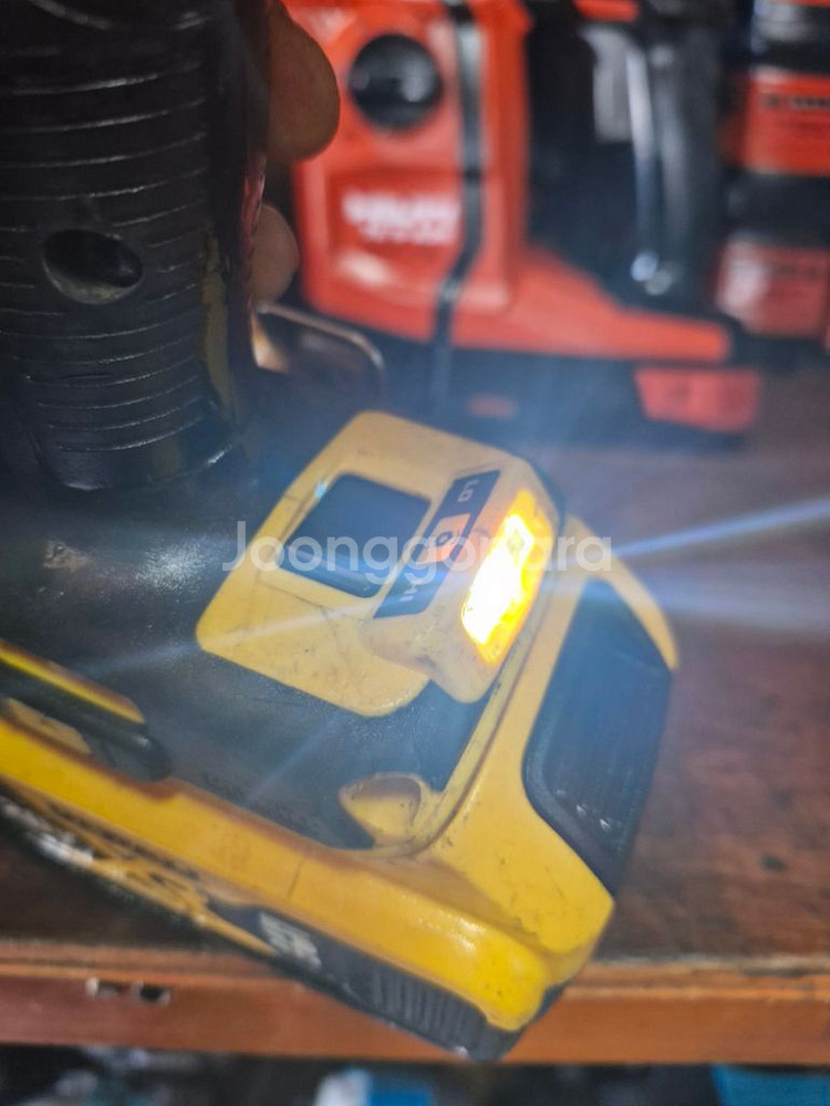 디월트미드토크임팩렌치DCF894 속도조절 충전임팩.A---2