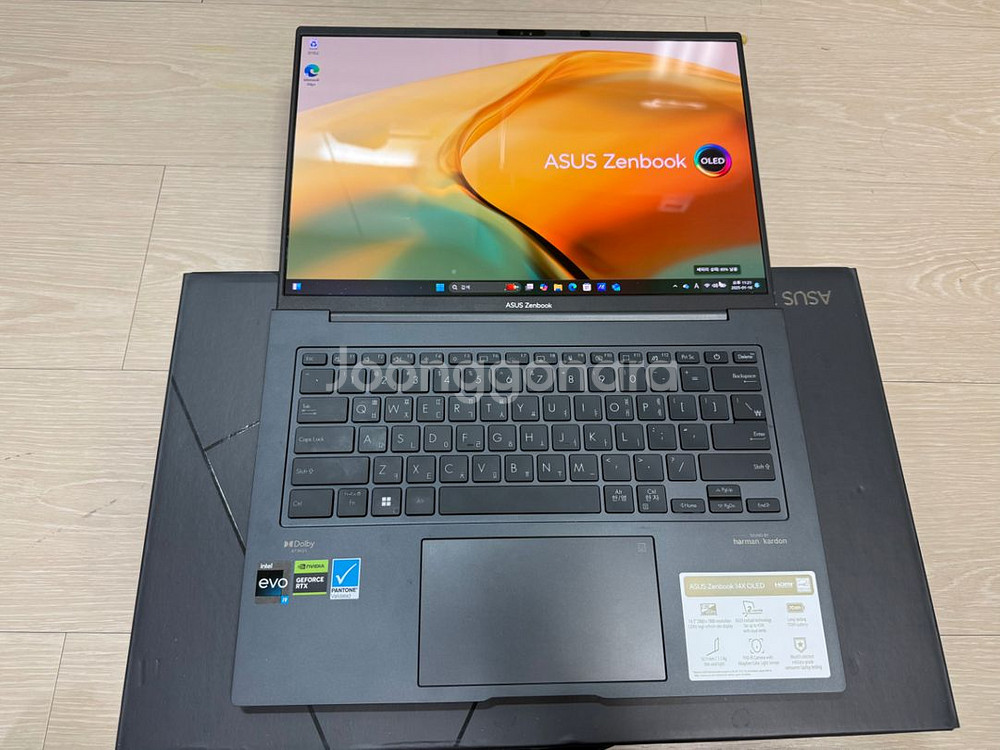 ASUS zenbook14 oled--1
