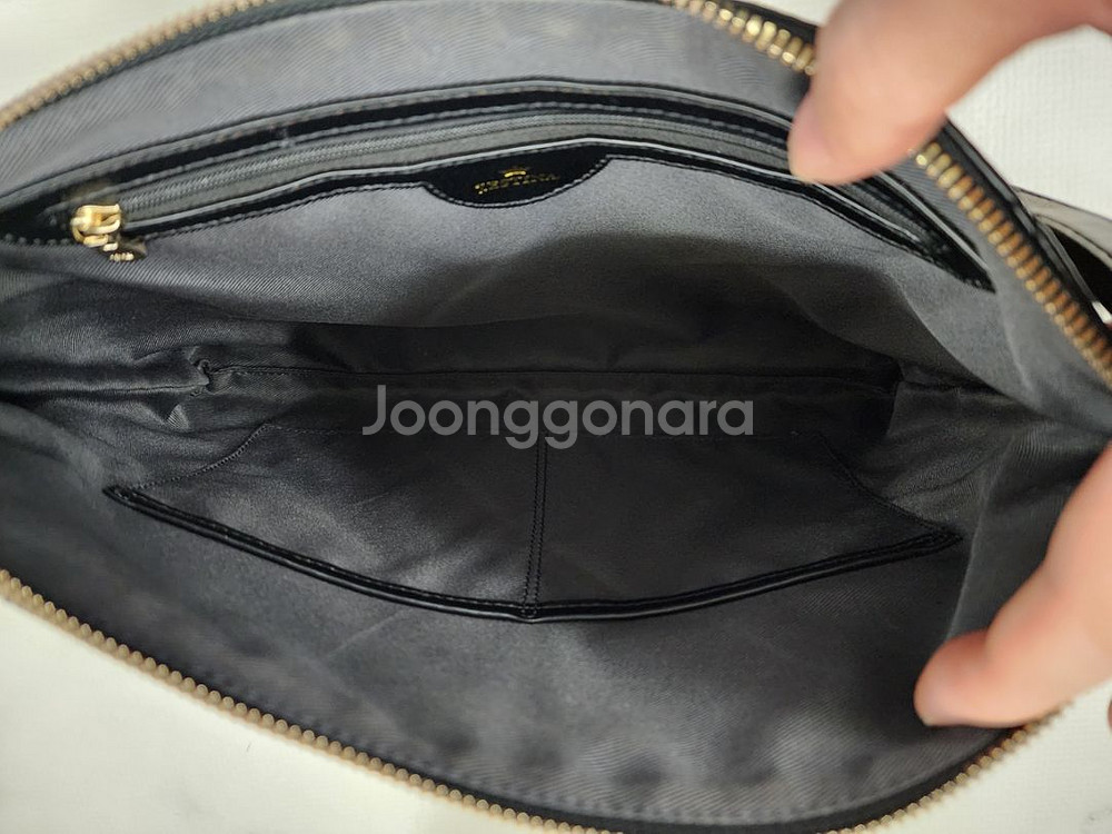 제이에스티나 크라운로고 금장 장식 가죽 클러치--6