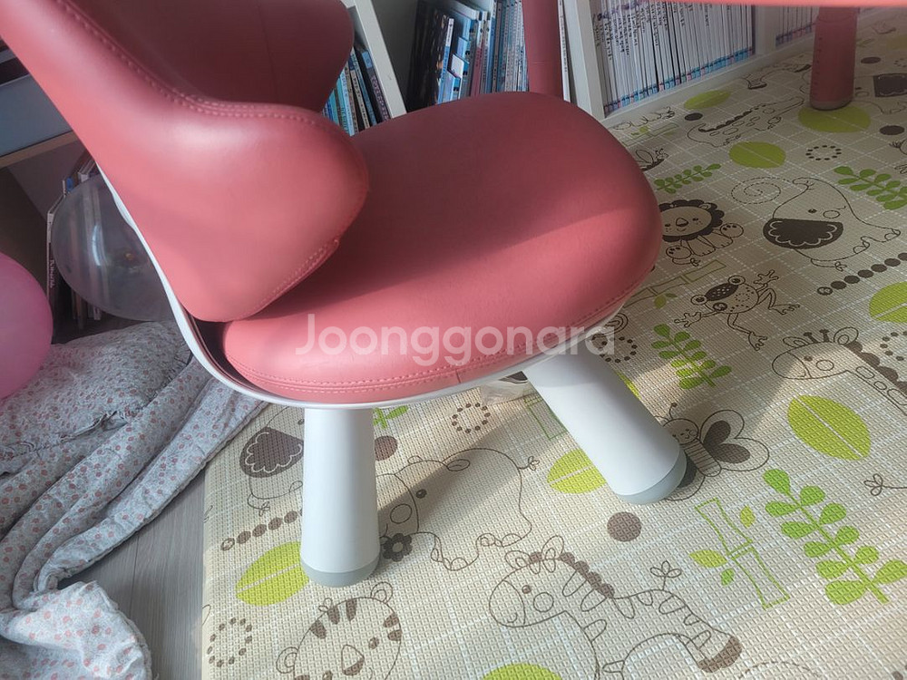 일룸 땅콩책상1200 + 링글의자 2개--2