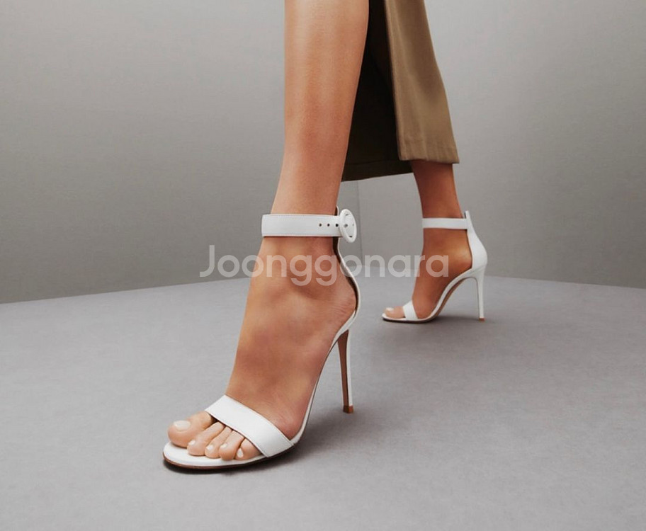 지안비토로시샌들Gianvito Rossi8.5cm팝니다--1