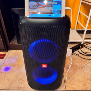 JBL Partybox 100 스피커 판매합니다.