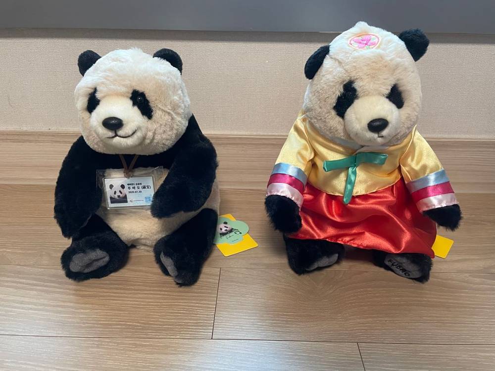 푸바오 인형(사원증+한복),책갈피2개 일괄로 판매해요~가격내림 이미지