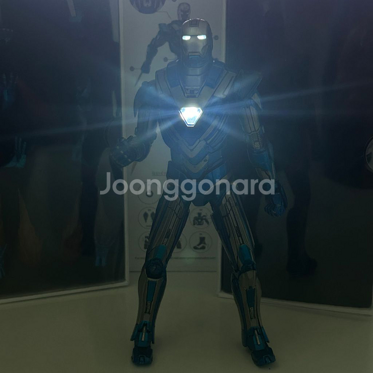 코믹케이브 아이언맨 마크30 피규어 팝니다--1