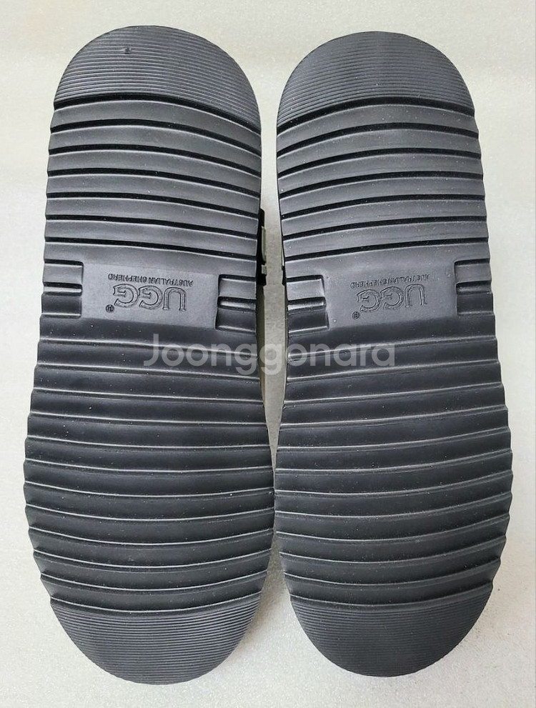 어그 UGG 클리어 쉐어링 방수방한 양털부츠 235--4