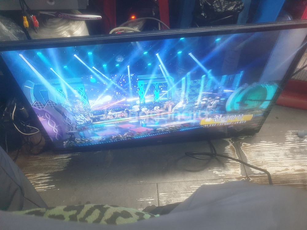 이도 32인치 LED 모니터 HDMI 지원 스피커 나옴--1