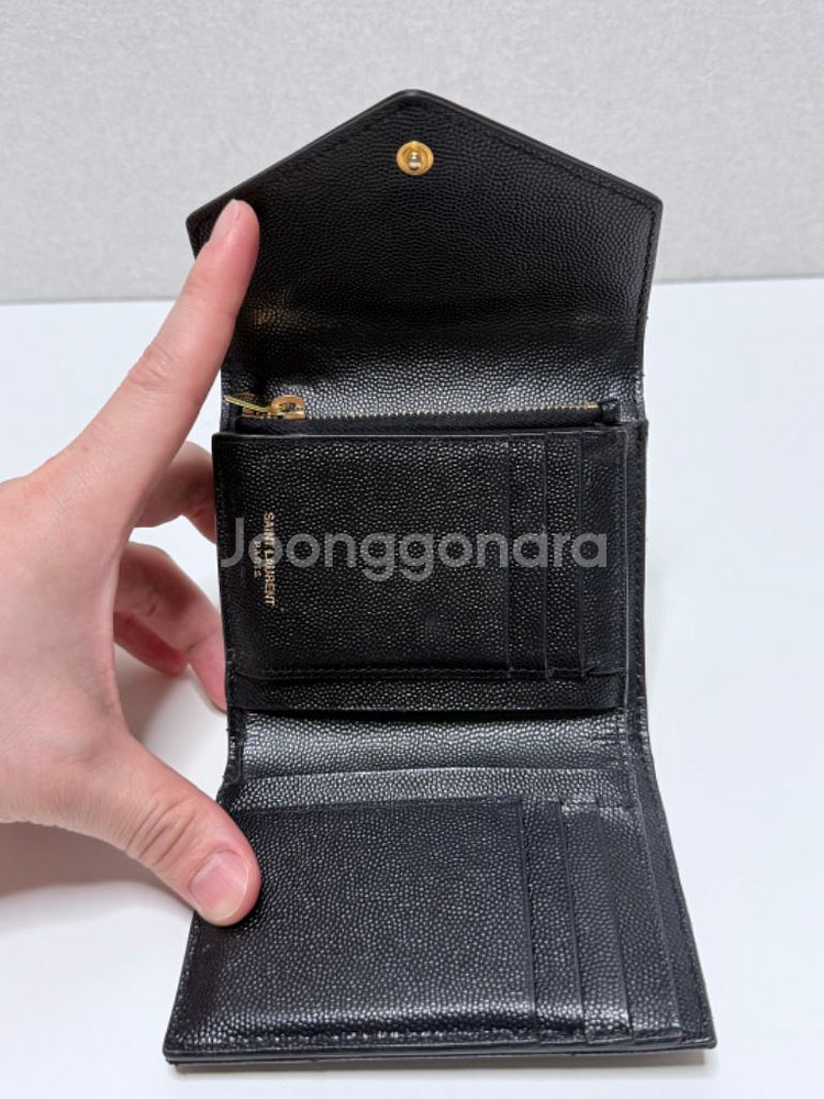 생로랑 퀼티드 컴팩트 3단 모노그램 반지갑--6