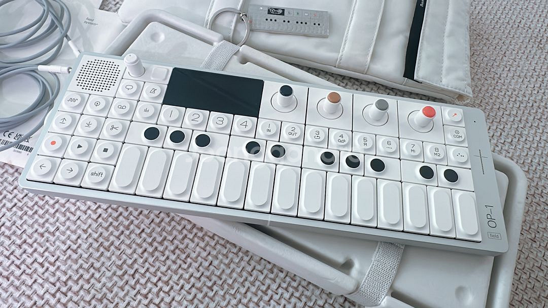 teenage engineering op-1 field--2