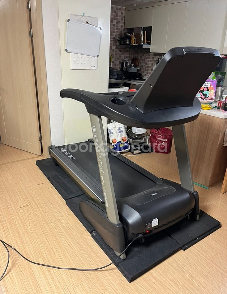 헬스장 홈짐 접이식 클럽형 런닝머신 팝니다(네고가능)--1