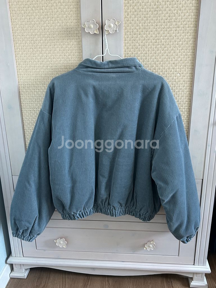 하늘색 코듀로이 패딩 팝니다--1