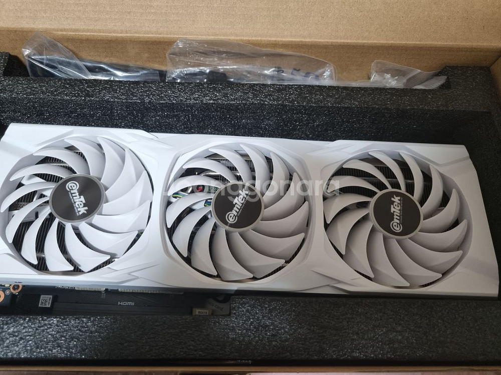 이엠텍 RTX 4070 super 미라클 3팬 팝니다.--1