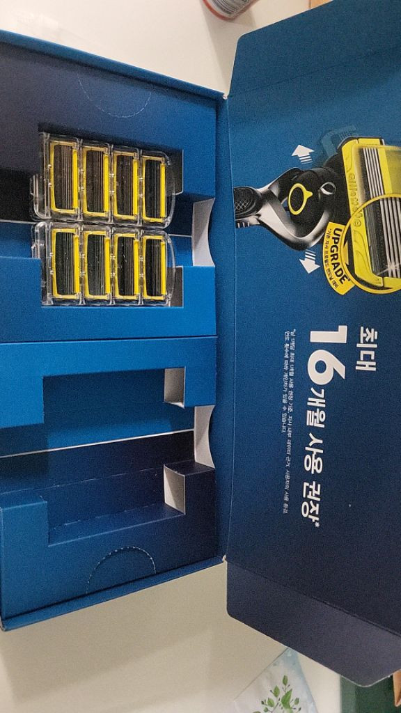 질레트 프로쉴드 옐로우 면도기 칼날 25년버젼 8개입 이미지