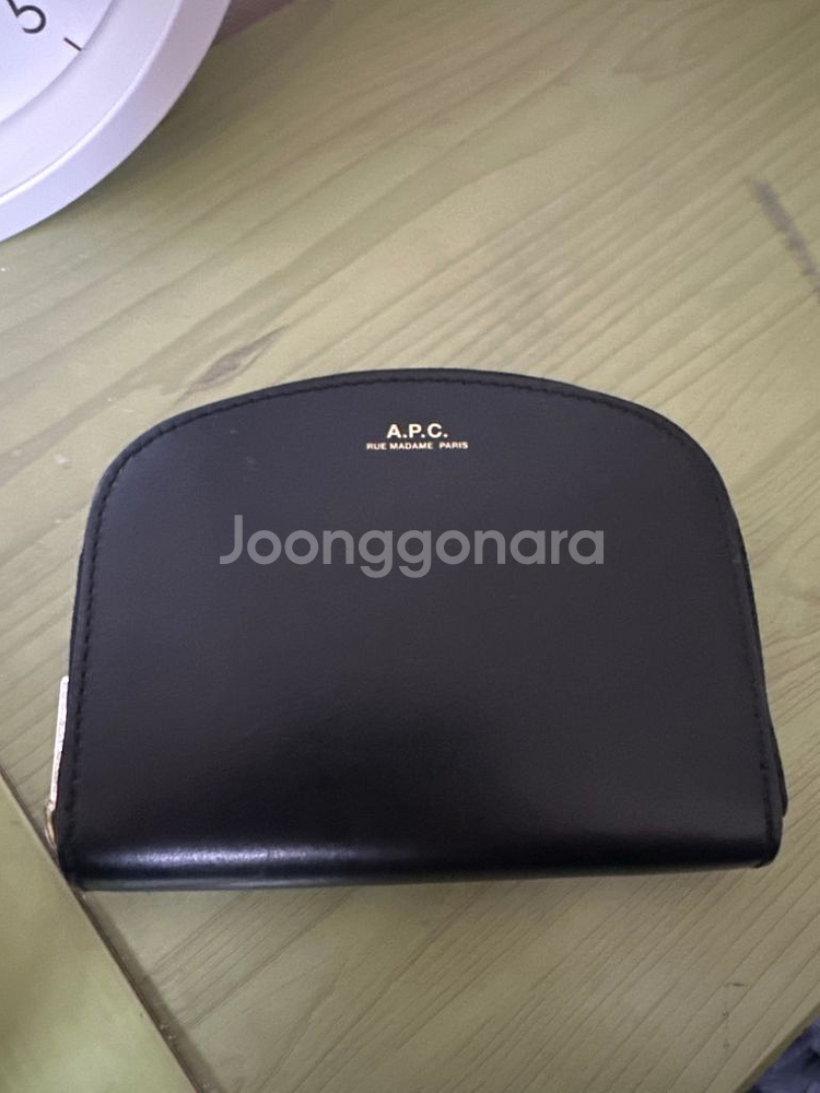 A.P.C 반달 지갑--1