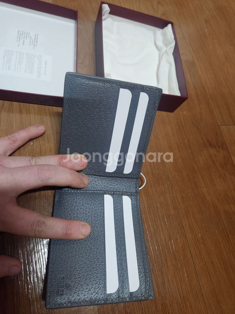 (새상품)구찌 그레이로 내부를 완성한 바이폴드 지갑--1