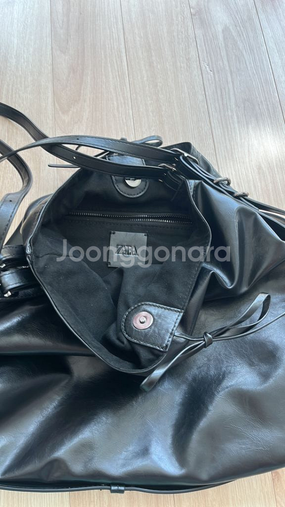 자라 가방 버클 디테일 버킷백--3