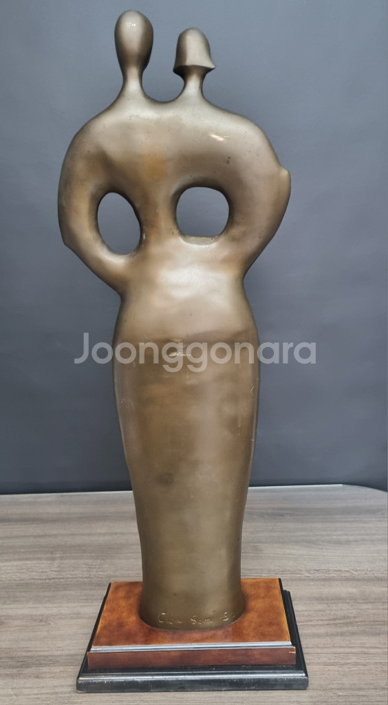 가족 조각상. 브론즈 한점 판매합니다 재질은. 동--1