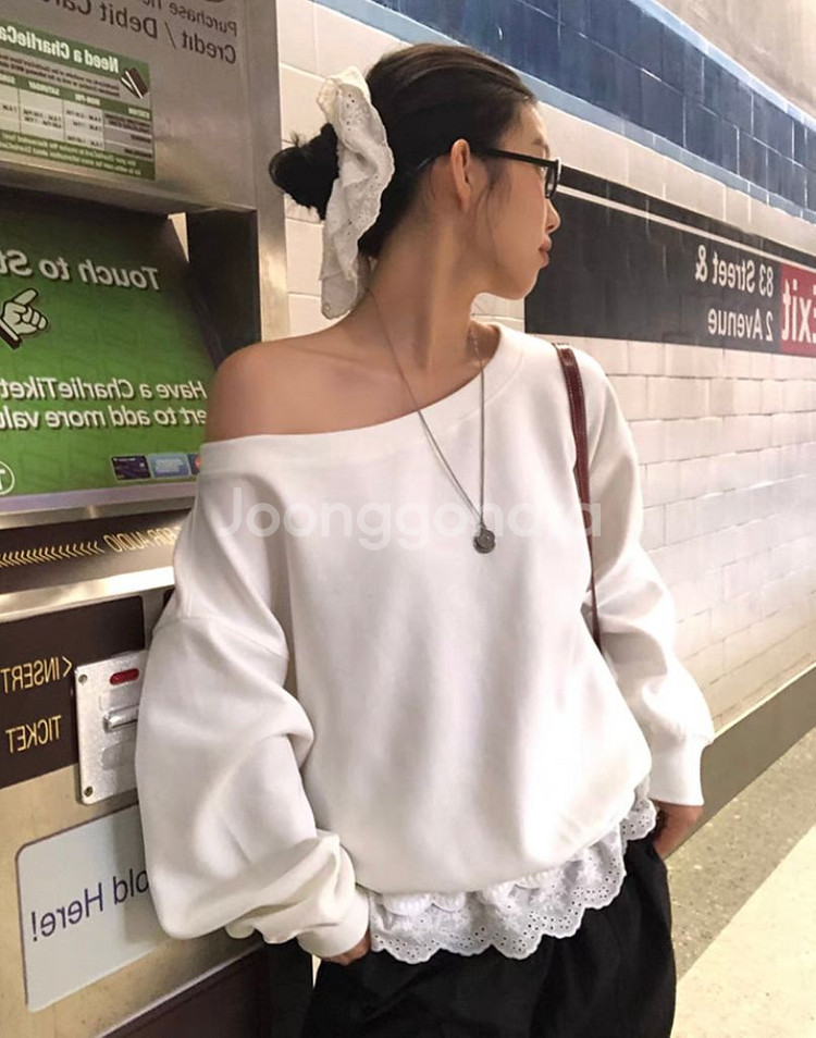 듀기스토어 원숄더맨투맨 오프숄더맨투맨 화이트--1