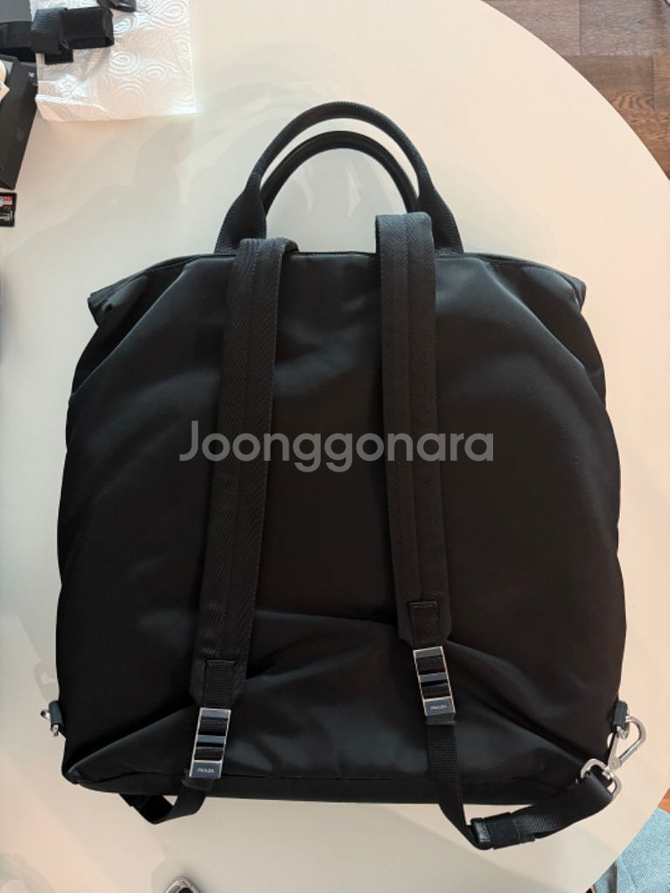 프라다 삼각로고 테수토 토트백 겸 백팩 블랙--3