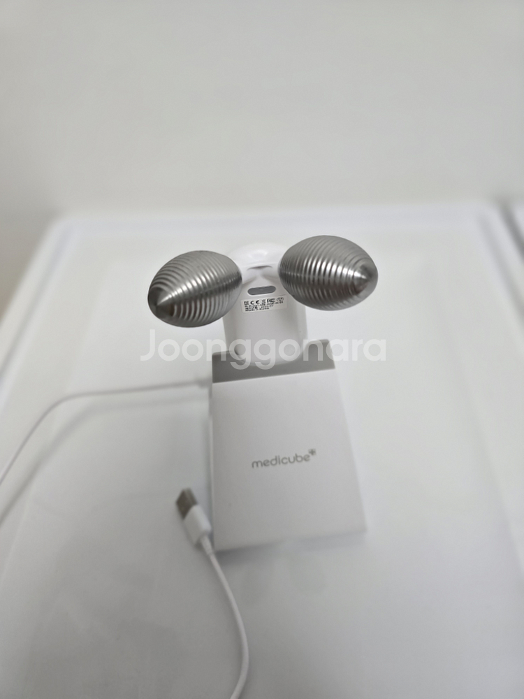 메디큐브 에이지알 더마 ems 샷--2