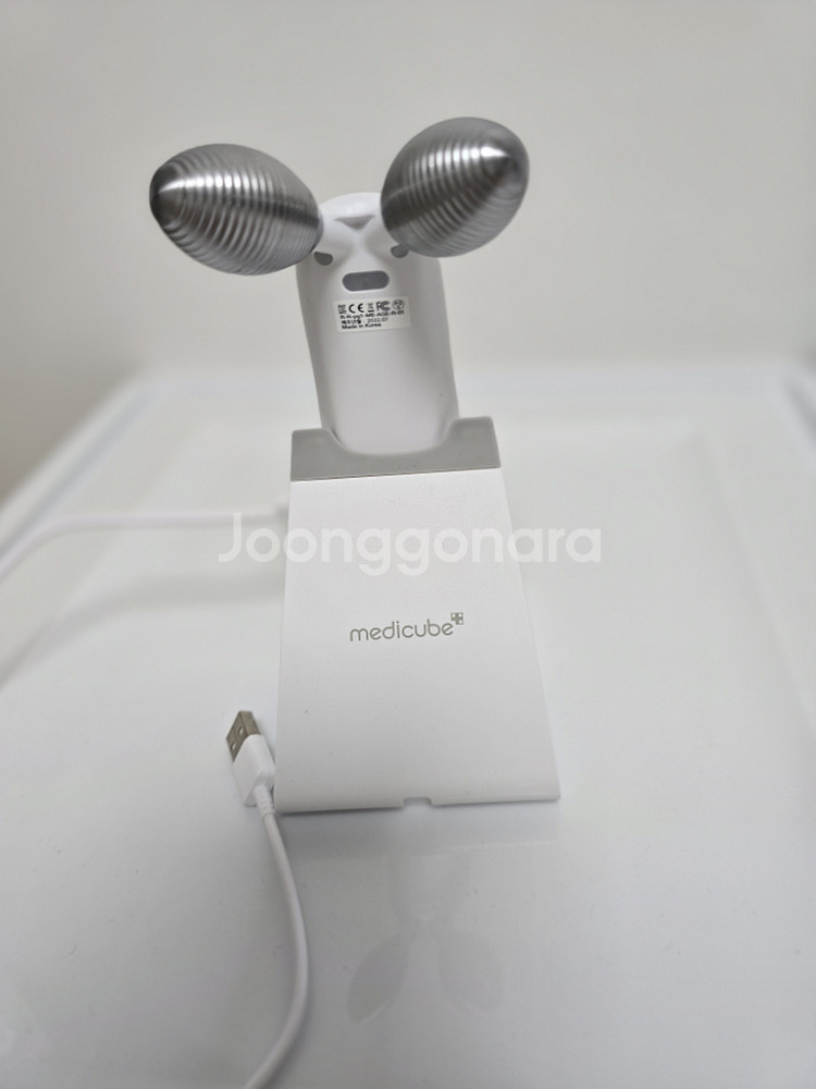 메디큐브 에이지알 더마 ems 샷--1