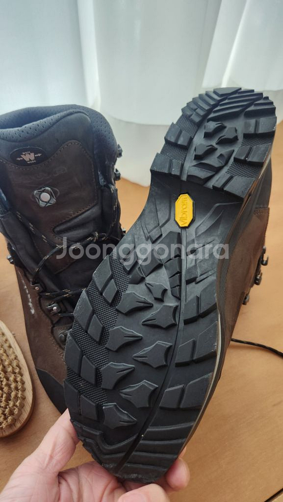 로바 까미노 uk8.5 판매합니다.--1
