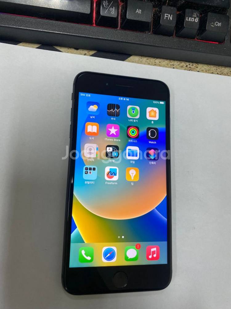 아이폰8플러스 스그 특SSS급 64GB 배터리100%--1