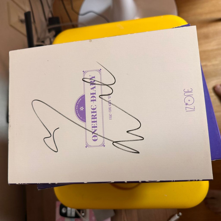 아이즈원 친필 싸인앨범 (장원영,최예나,조유리,히토미) 이미지