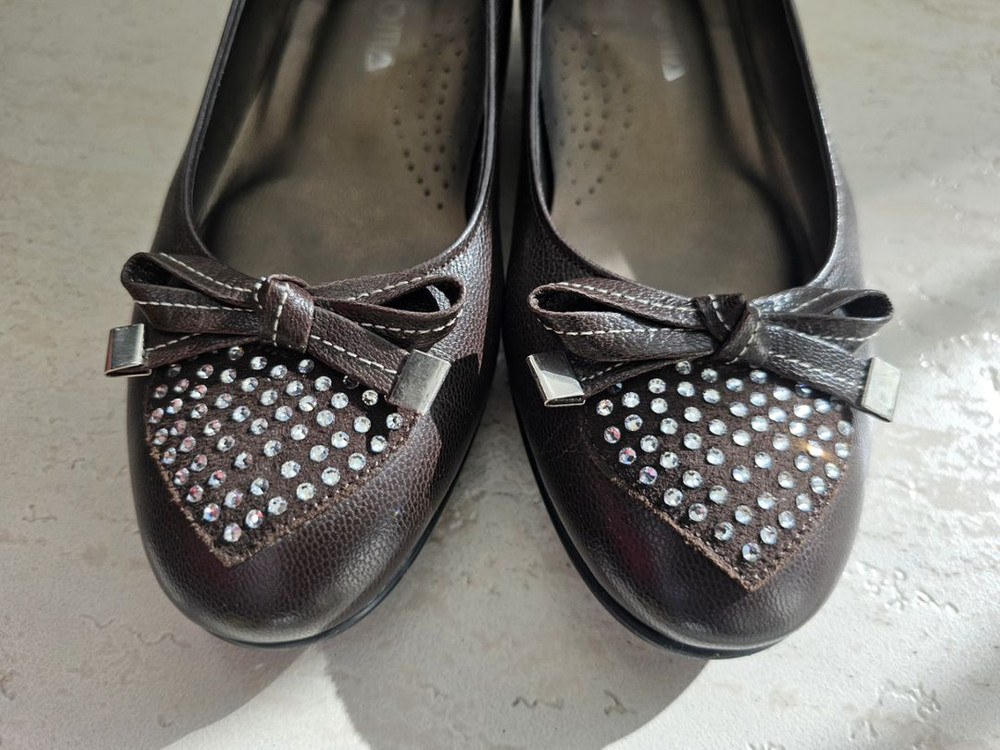 장식이 이쁜 여성 구두 이미지