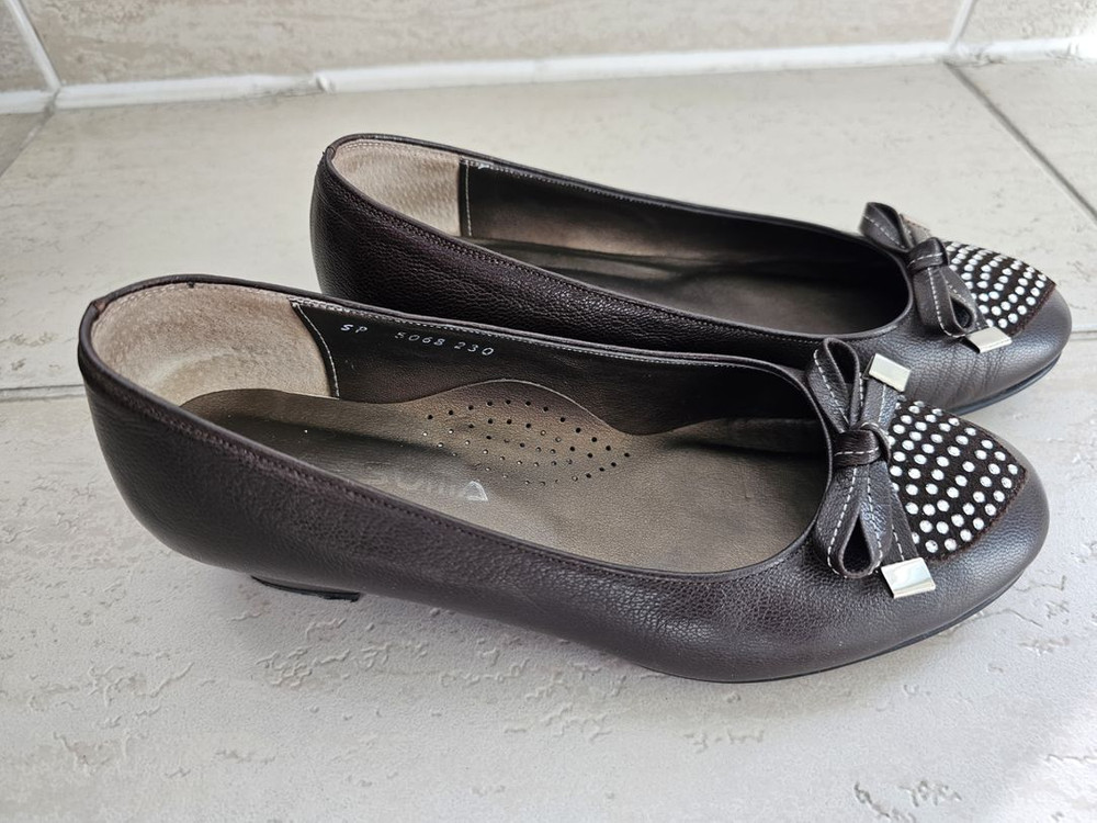 장식이 이쁜 여성 구두 이미지