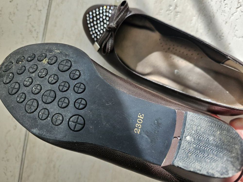 장식이 이쁜 여성 구두 이미지