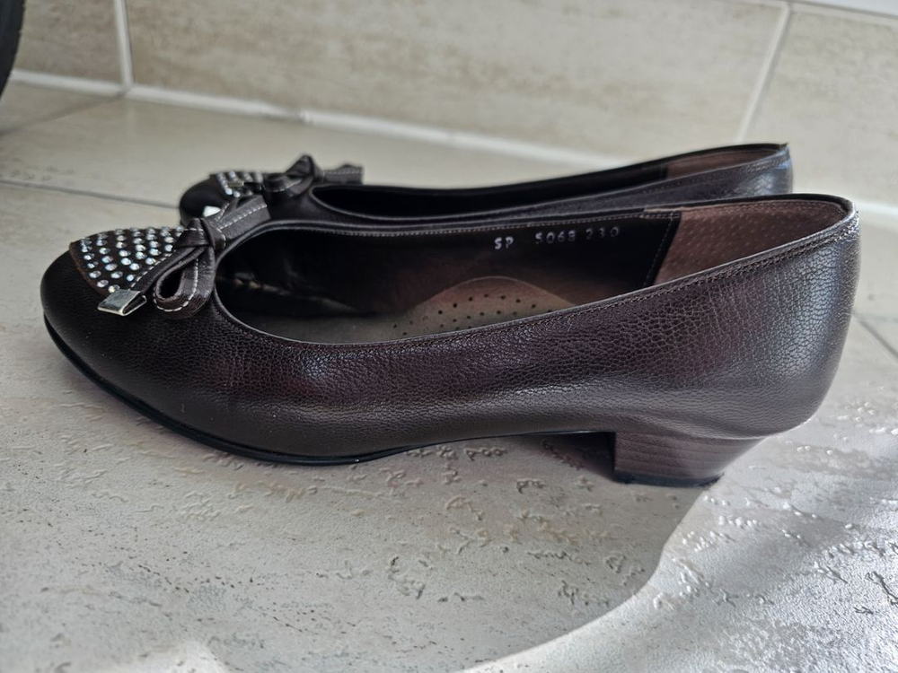 장식이 이쁜 여성 구두 이미지