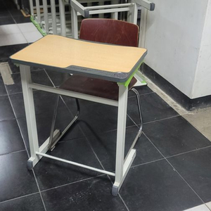 학원책걸상 팔아요.