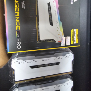 커세어 rgb pro 8기가 x 4개