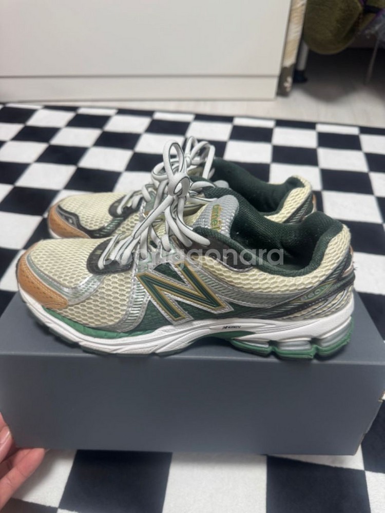 뉴발란스 860v2 에메레온도르 그린 270팝니다--0