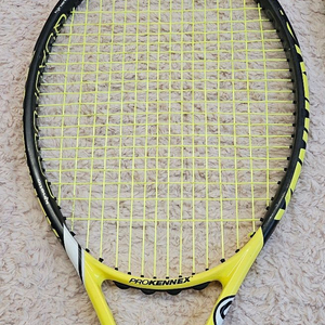 테니스라켓 판매합니다.
