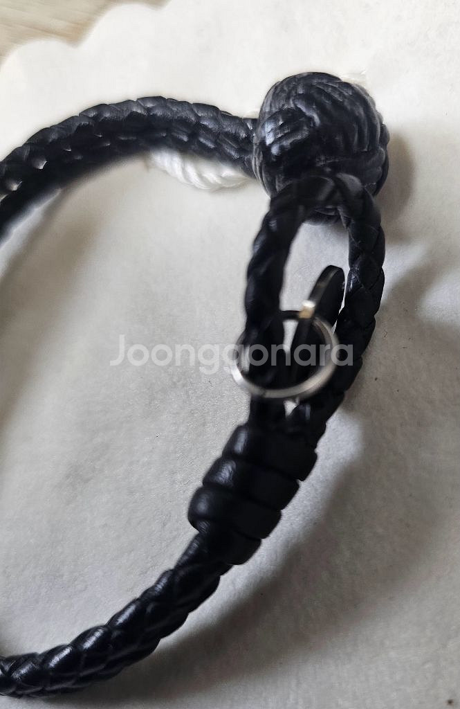 보테가베네타 가죽팔찌--4