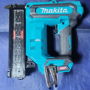 마끼다 40v 충전타카 FN001G A급 본체 팝니다