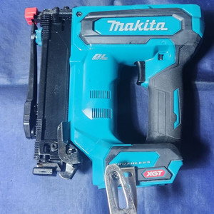 마끼다 40v 충전타카 ST001G A급 본체 팝니다