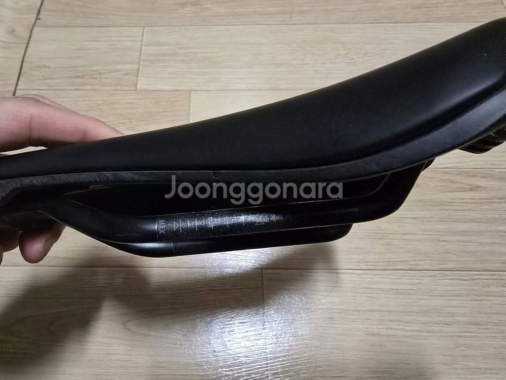 시마노 프로 스텔스 커브드 팀 카본레일 안장--1