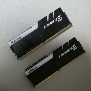 지스킬 TRIDENT Z RGB DDR4 8GB 2장