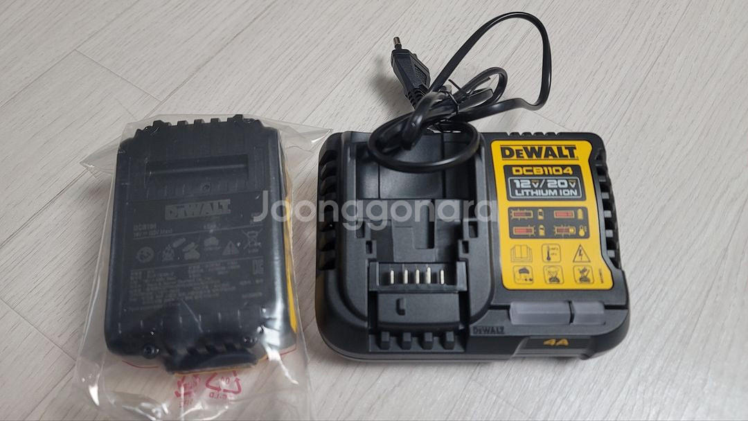 디월트 20v 5.0Ah 리튬이온 배터리 + 충전기--4