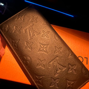 루이비통 섀도우 모노그램 장지갑 브라짜