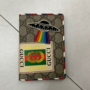 구찌 Gucci UFO 여권 지갑 케이스 팝니다.