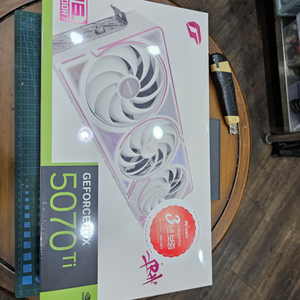 컬러풀 RTX 5070TI 울트라 화이트