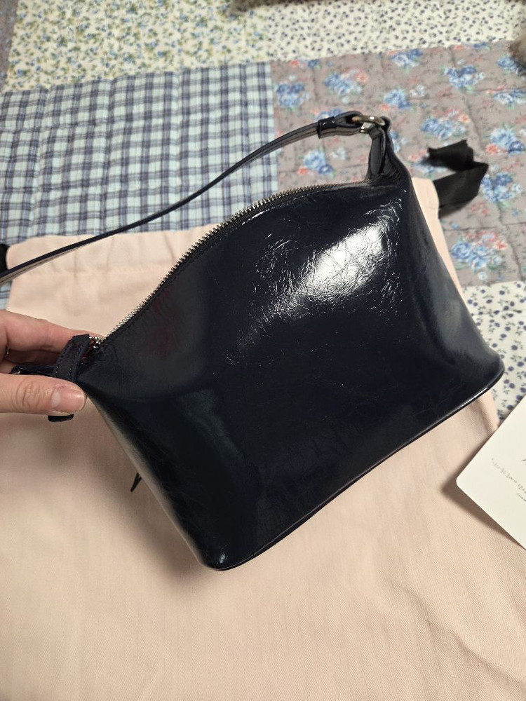 봉긋페블백(글라스가죽네이비)가격내림 더 없음--1