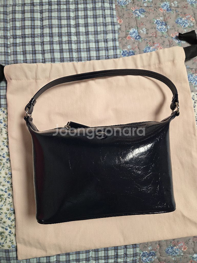 봉긋페블백(글라스가죽네이비)가격내림 더 없음--2