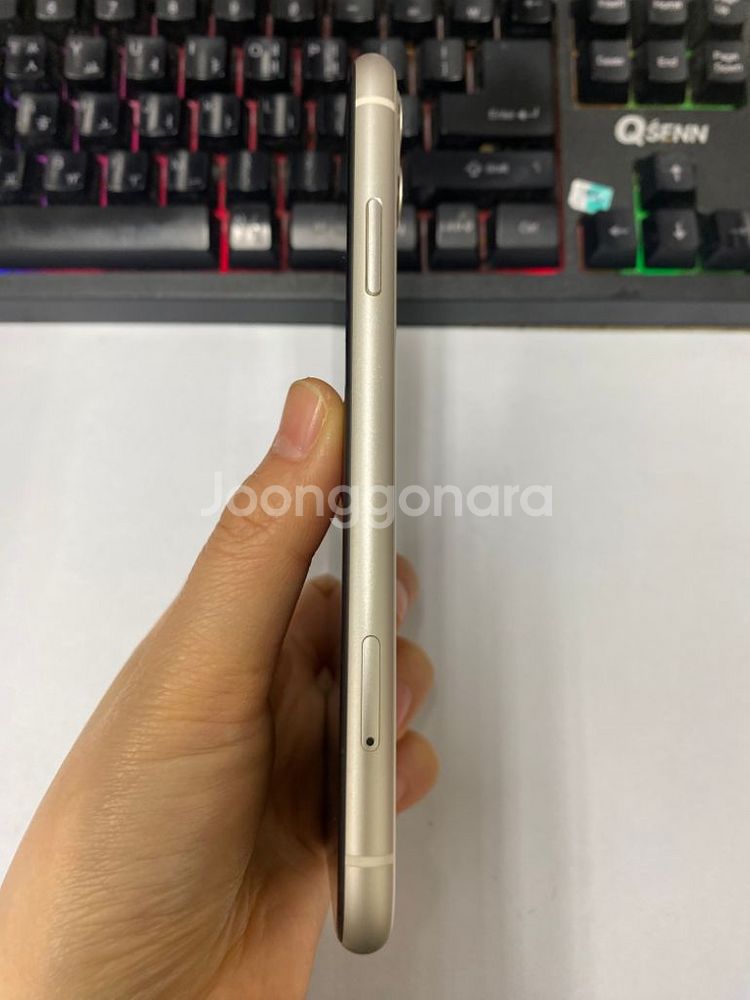 아이폰11 화이트 외관SS급 64GB 배터리100%--5